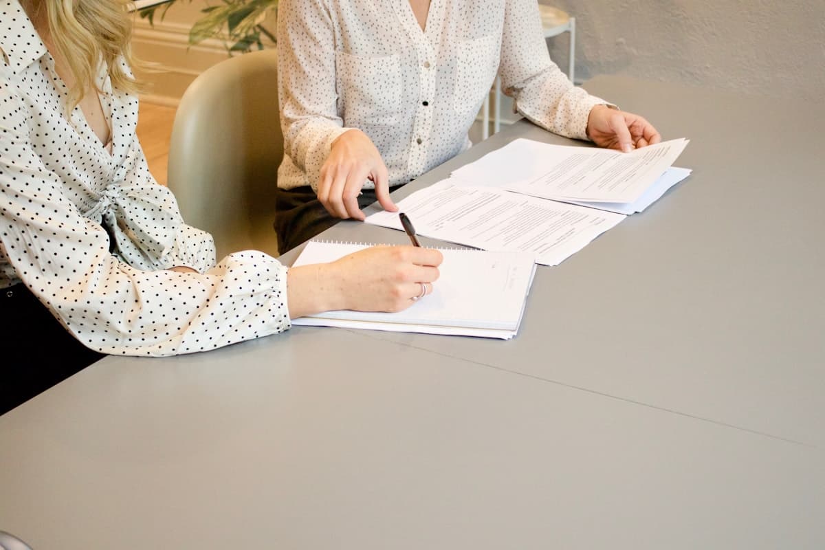 Abogados revisando documentos legales